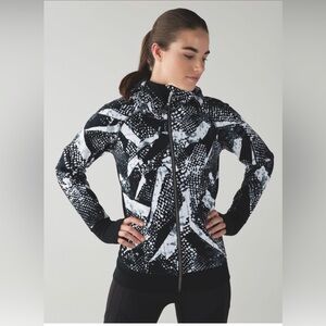 P155. Lululemon Scuba Hoodie III
Size: 12
Static Mist White Black / Black